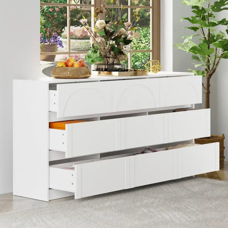 Comò bianco a 9 cassetti con design moderno e caratteristiche di sicurezza