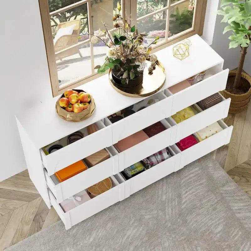 Comò bianco a 9 cassetti con design moderno e caratteristiche di sicurezza