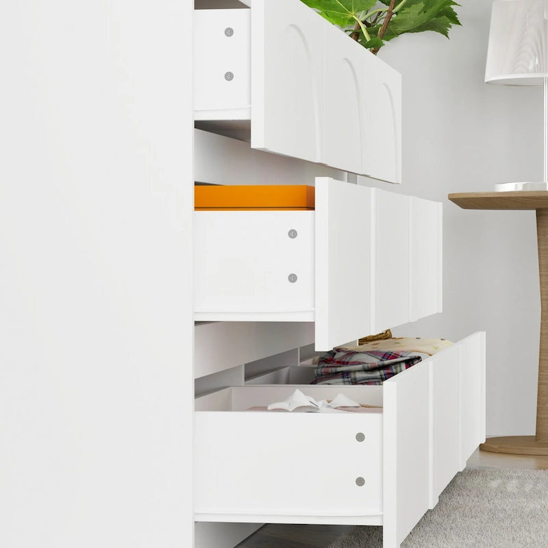 Comò bianco a 9 cassetti con design moderno e caratteristiche di sicurezza